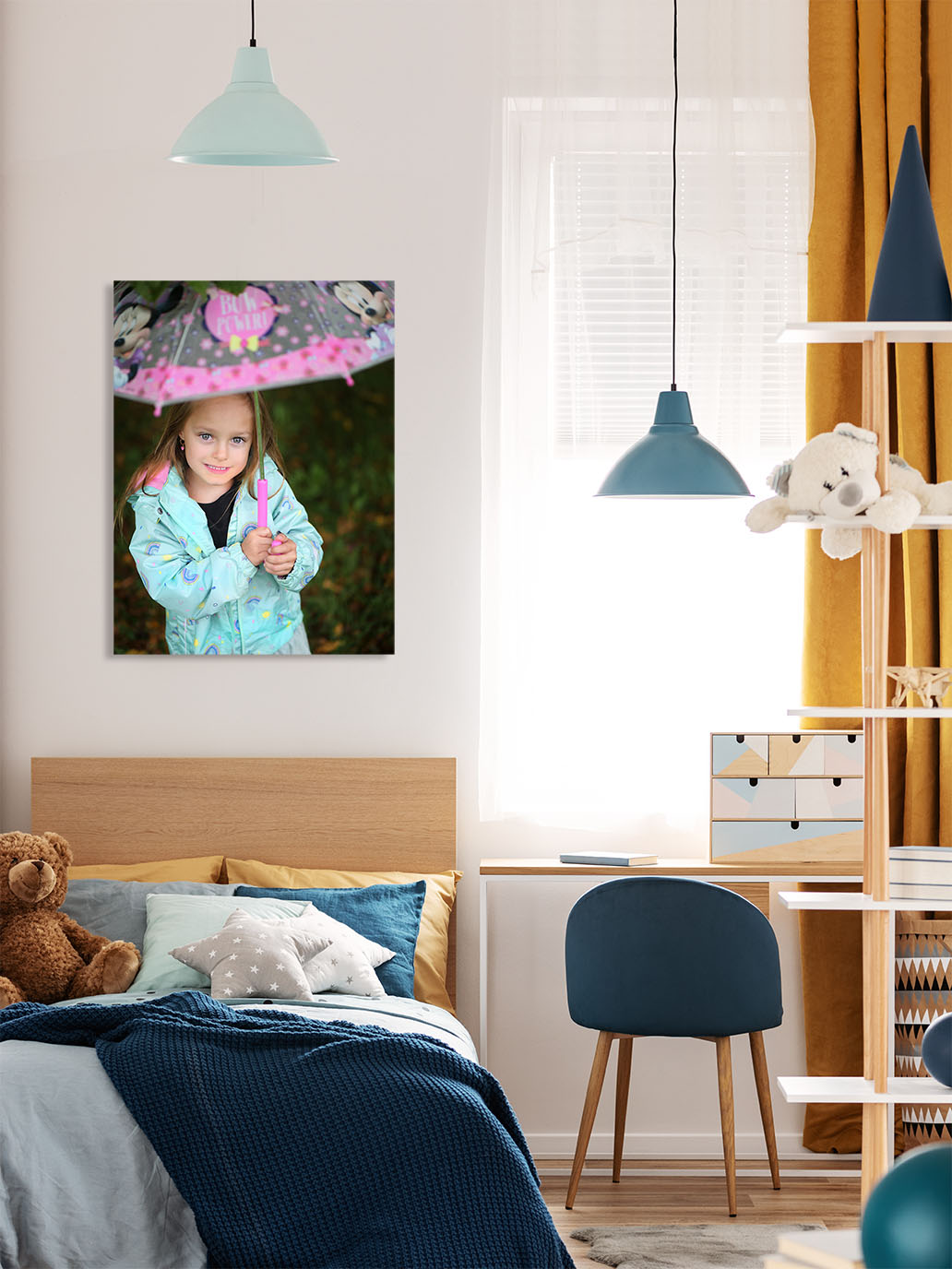 Ein helles Kinderzimmer. Über dem Bett hängt ein wunderschönes, großes Wandbild von einem Mädchen mit einem bunten Regenschirm in der Hand